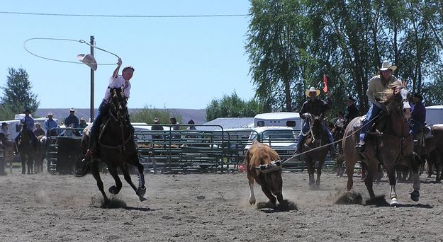 Roping the hat. Photo by Pinedale Online.