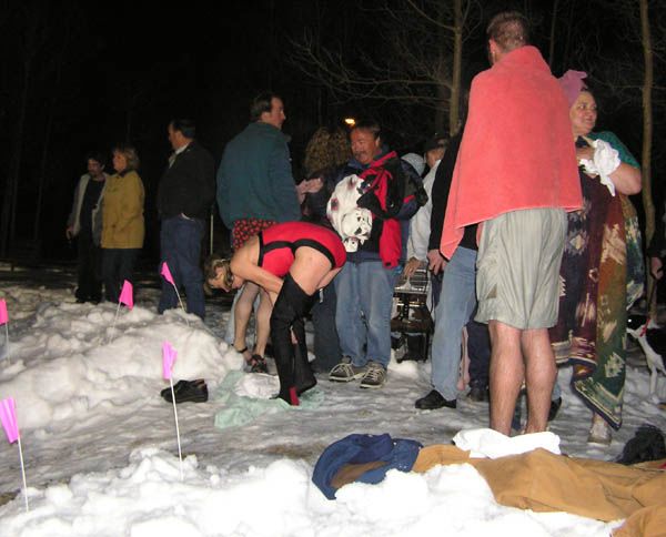Plungers and Onlookers. Photo by Pinedale Online.