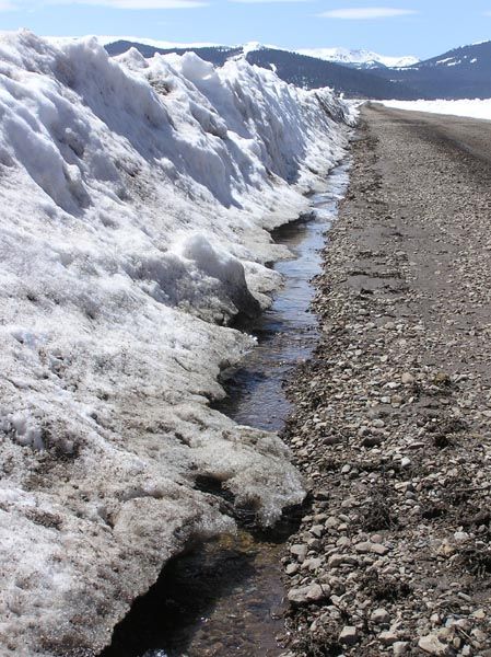Snow melting along road. Photo by Pinedale Online.