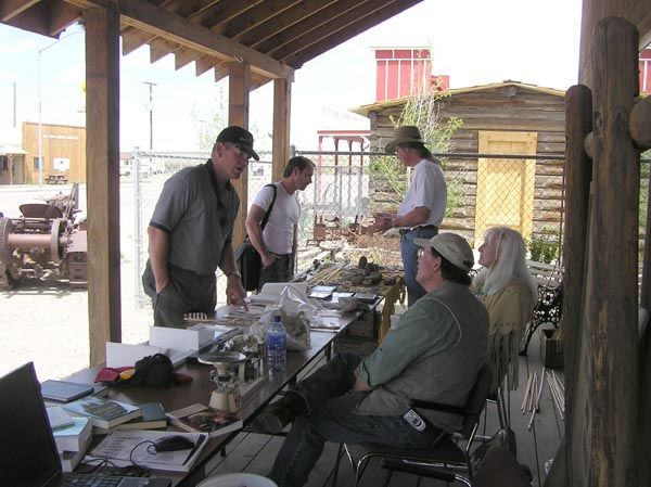 Talking with archaeologists. Photo by Dawn Ballou, Pinedale Online.