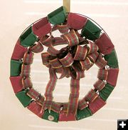 Red & Green Cowbell Wreath. Photo by Dawn Ballou, Pinedale Online.