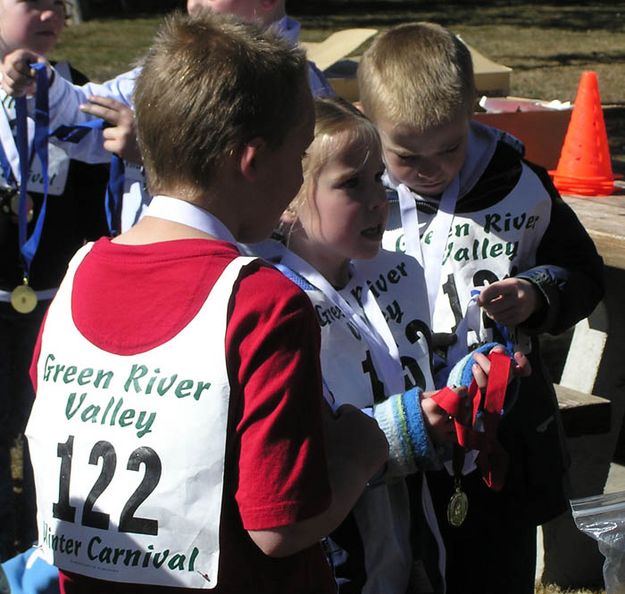 Looking at their medals. Photo by Dawn Ballou, Pinedale Online.