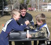 Arm Wrestling. Photo by Dawn Ballou, Pinedale Online.