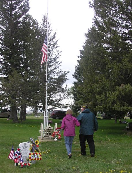 Memorial Wreaths. Photo by Dawn Ballou, Pinedale Online.