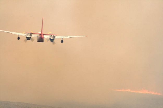 Retardant plane comes in. Photo by Dave Bell.