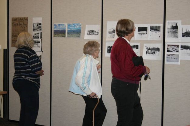 Looking at photos. Photo by Dawn Ballou, Pinedale Online.