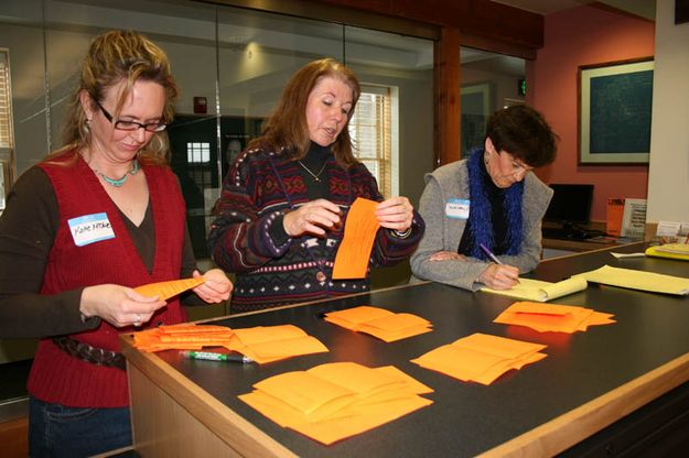 Counting Votes. Photo by Dawn Ballou, Pinedale Online.