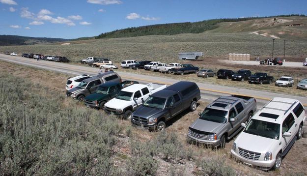 Highway Parking. Photo by Dawn Ballou, Pinedale Online.