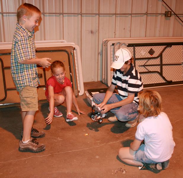 Playing with the robots. Photo by Dawn Ballou, Pinedale Online.