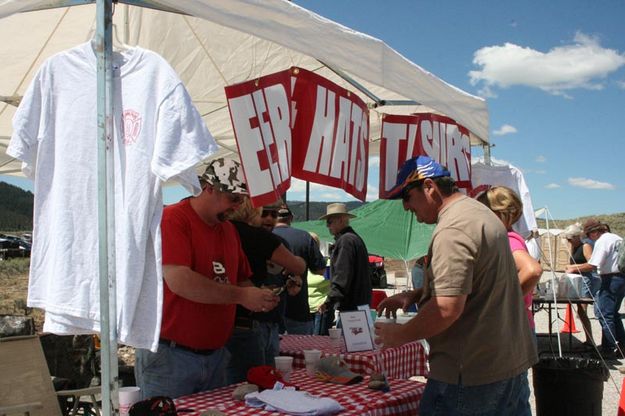 Selling t-shirts. Photo by Dawn Ballou, Pinedale Online.