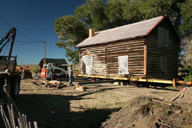 Move in progress. Photo by Dawn Ballou, Pinedale Online.