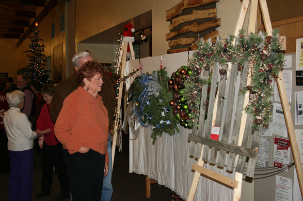 2010 Wreath Auction. Photo by Dawn Ballou, Pinedale Online.