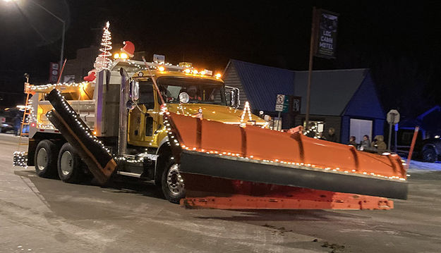 Lighted Snowplow. Photo by Dawn Ballou, Pinedale Online.