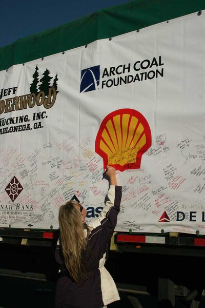 Signing banner. Photo by Dawn Ballou, Pinedale Online.