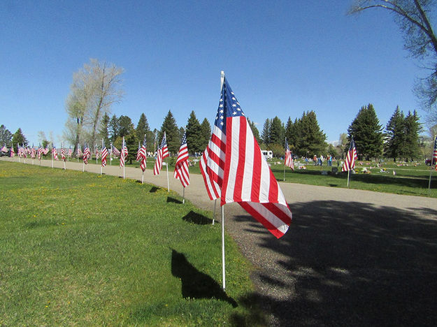 Flags at Pinedale Cemetery. Photo by Pinedale Online.